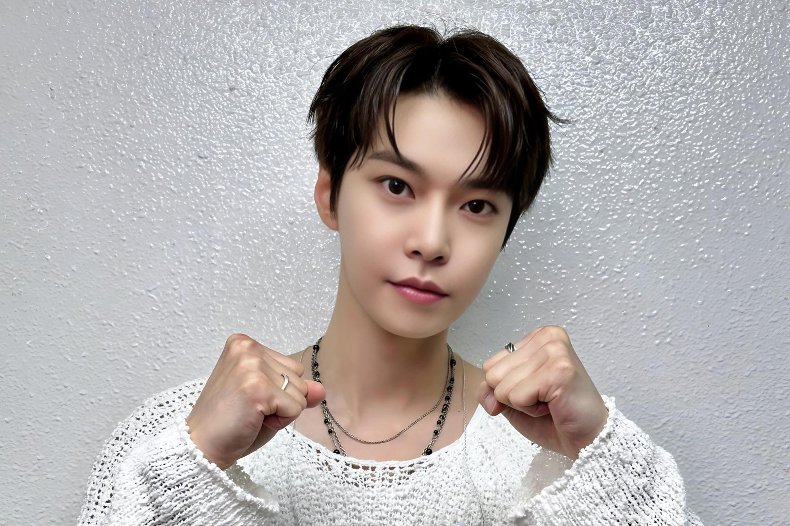 Дебют Doyoung як сольного виконавця відзначено першим виграшем на шоу талантів