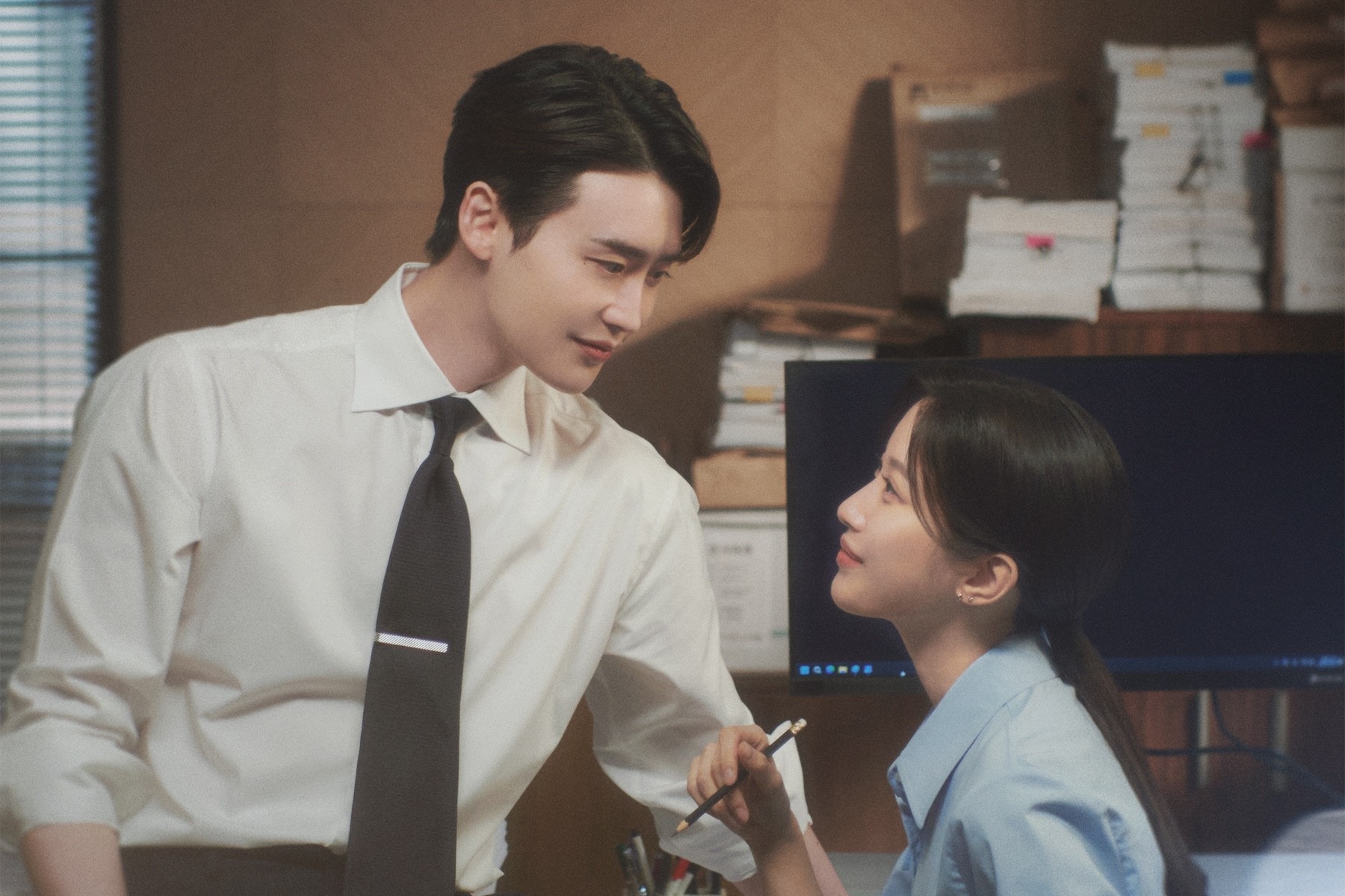 Law and The City: нова дорама з Lee Jong Suk та Moon Ga Young обіцяє захоплюючу романтику і юридичні битви