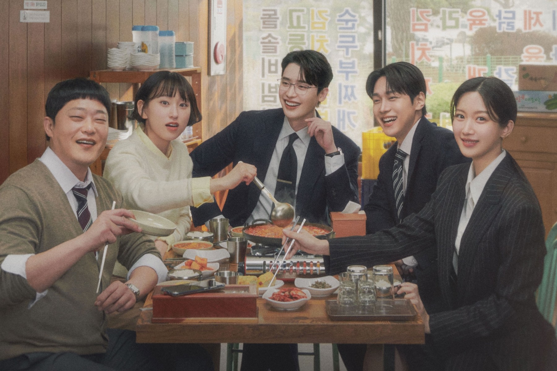 Lee Jong Suk та Moon Ga Young: "Law and Order" в Кореї б'є рейтинги