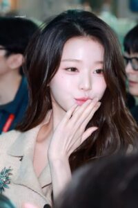 Jang Wonyoung з IVE: порівняння сценічного та повсякденного макіяжу викликало гарячі дебати