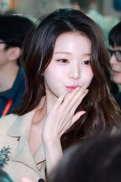 Jang Wonyoung з IVE: порівняння сценічного та повсякденного макіяжу викликало гарячі дебати