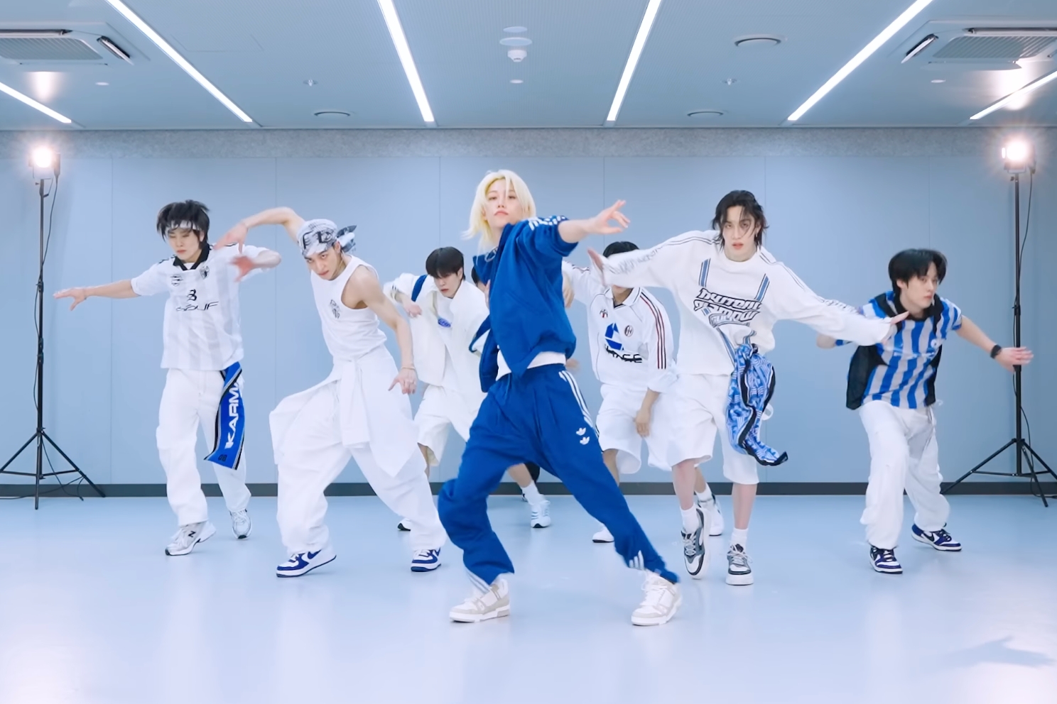 Stray Kids презентували відео з репетиції хореографії CEREMONY