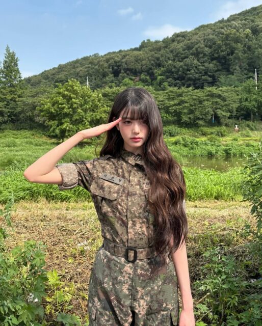 Jang Wonyoung з IVE у військовій формі: фотосесія вразила мережу