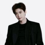 Lee Jong Suk презентував офіційний Lightstick для азійського туру 2025 року