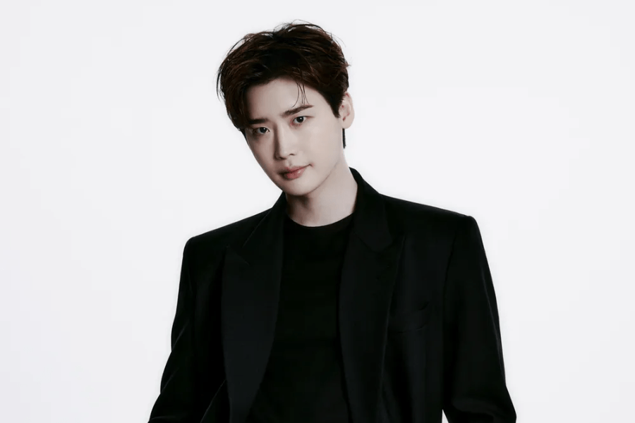 Lee Jong Suk презентував офіційний Lightstick для азійського туру 2025 року