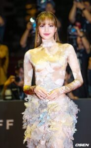 Son Ye Jin 30 BIFF червона доріжка образ: актриса увійшла до топ-5 найкраще вдягнених зірок