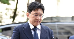 Bang Si Hyuk: заборона виїзду та розслідування IPO HYBE