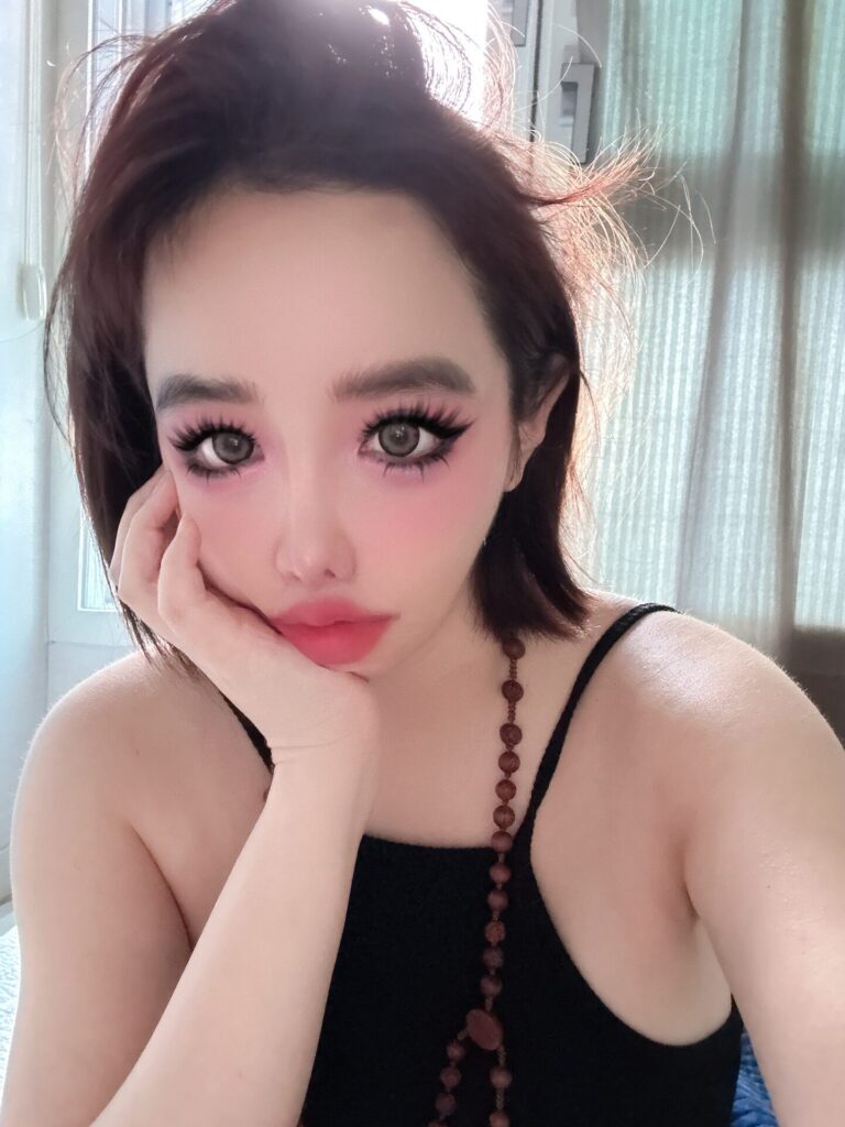 Park Bom лише Lee Min Ho Instagram: Співачка відписалася від усіх, викликавши занепокоєння.