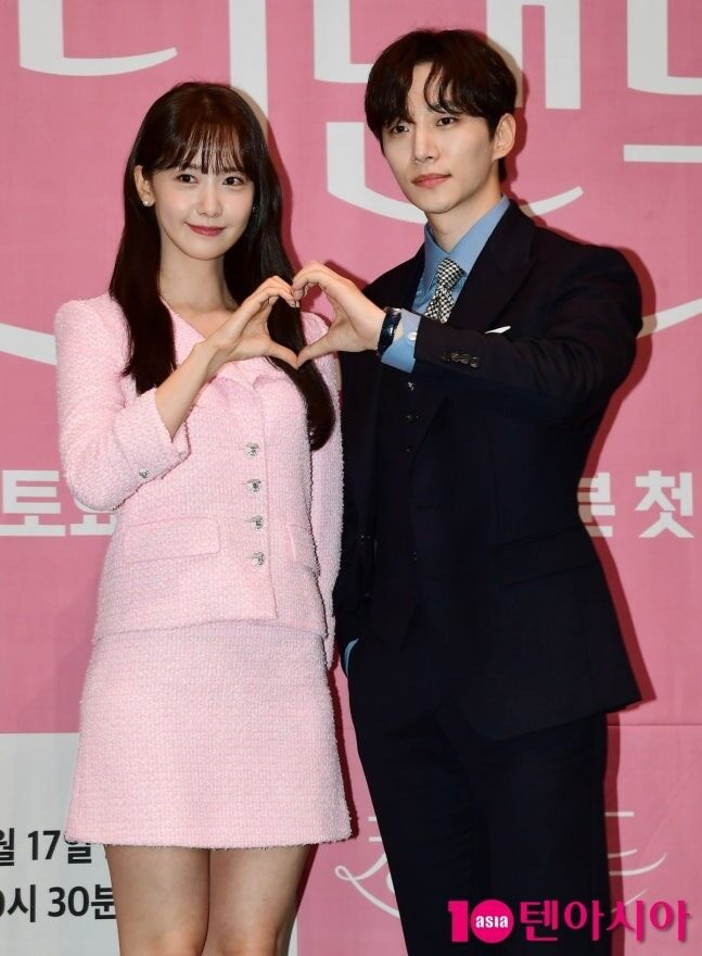Lee Junho спілкується з YoonA: актор згадав колегу на пресконференції «Typhoon Family»