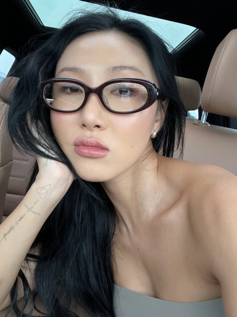 Hwasa пояснила винос з концерту: проблеми зі слухом після вибуху in-ear монітора