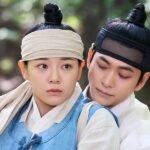 Очікувана драма "Moon River" представила вибухові кадри, які підкреслюють вибухову хімію між учасниками акторського дуету Канг Тей Ом та Кім Се Чонг. Ця фентезі романтична історична драма розповідає про зовсім інших персонажів: коронного принца І Канга (Канг Тей Ом), який втратив усмішку після втрати своєї дружини, та купця Пак Дал І (Кім Се Чонг), жінку, що втратила пам'ять. Перша зустріч цих персонажів викликає глибокі емоції, пов'язані з пізнішою консортом принца. Пак Дал І вражає своєю схожістю з пізнішою дружиною принца, однак вона значно відрізняється від неї своїм сильним і рішучим характером. Незабаром, їхні душі таємно поміняються місцями, і вони починають жити одне одного життєвими переживаннями. Ця несподіванка змушує їх пізнавати не тільки свої нові ролі, але й розкривати політичні змови та небезпечні секрети, і виникає підозра, що їхній зв'язок може бути глибшим, ніж вони уявляють[1][2][3]. У новому тізері, викладеному на сайті Soompi, показано, як Кім Се Чонг та Канг Тей Ом переживають хвилювання і сум'яття після цього несподіваного обміну душами[7]. Опубліковані на сайті Soompi фотографії показують, як їхні вислови змінюються від переляку до зростаючої ніжності[3]. Продюсери драми "Moon River" запевняють, що їхня робота стане однією з найочікуваніших прем'єр у жовтні цього року – 31 жовтня на каналі MBC[1][6]. Ви можете переглянути офіційний тізер драми на сайті YouTube: [Moon River | Official Trailer | Kang Tae Oh | Kim Se Jeong {ENG SUB}](https://www.youtube.com/watch?v=cvcbBufnW7c)[4]. Корейська драма Moon River Kang Tae Oh Kim Se Jeong: обмін душами та вибухова хімія на екрані