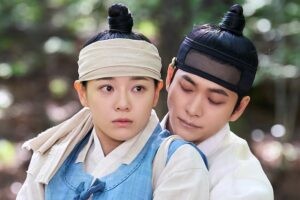 Очікувана драма "Moon River" представила вибухові кадри, які підкреслюють вибухову хімію між учасниками акторського дуету Канг Тей Ом та Кім Се Чонг. Ця фентезі романтична історична драма розповідає про зовсім інших персонажів: коронного принца І Канга (Канг Тей Ом), який втратив усмішку після втрати своєї дружини, та купця Пак Дал І (Кім Се Чонг), жінку, що втратила пам'ять. Перша зустріч цих персонажів викликає глибокі емоції, пов'язані з пізнішою консортом принца. Пак Дал І вражає своєю схожістю з пізнішою дружиною принца, однак вона значно відрізняється від неї своїм сильним і рішучим характером. Незабаром, їхні душі таємно поміняються місцями, і вони починають жити одне одного життєвими переживаннями. Ця несподіванка змушує їх пізнавати не тільки свої нові ролі, але й розкривати політичні змови та небезпечні секрети, і виникає підозра, що їхній зв'язок може бути глибшим, ніж вони уявляють[1][2][3]. У новому тізері, викладеному на сайті Soompi, показано, як Кім Се Чонг та Канг Тей Ом переживають хвилювання і сум'яття після цього несподіваного обміну душами[7]. Опубліковані на сайті Soompi фотографії показують, як їхні вислови змінюються від переляку до зростаючої ніжності[3]. Продюсери драми "Moon River" запевняють, що їхня робота стане однією з найочікуваніших прем'єр у жовтні цього року – 31 жовтня на каналі MBC[1][6]. Ви можете переглянути офіційний тізер драми на сайті YouTube: [Moon River | Official Trailer | Kang Tae Oh | Kim Se Jeong {ENG SUB}](https://www.youtube.com/watch?v=cvcbBufnW7c)[4]. Корейська драма Moon River Kang Tae Oh Kim Se Jeong: обмін душами та вибухова хімія на екрані