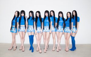 Під час світового туру "This Is For" гурт TWICE став центром уваги через зміну сценічних костюмів на концерті у Малайзії 25 жовтня 2025 року. Фанами та шанувальниками було помічено, що для одного з номерів, де TWICE зазвичай виступали в костюмах з характерним «cow-print» візерунком, вбрання було адаптовано: з’явилися додаткові вставки тілесного кольору, які приховали оголені частини тіла, зокрема груди та живіт[1]. Відео та фото з заходу швидко поширилися в соцмережах під хештегом #TWICE_THISISFOR_WORLD_TOUR, а найяскравіше порівняння можна побачити у твіті фанатського акаунта: https://t.co/10oeUD0iAL (на фото — TWICE Momo у новому, більш закритому вбранні, тоді як раніше в аналогічних номерах було більше експозиції)[1]. Обговорення в мережі розділило аудиторію: частина фанатів радіє, що гурт враховує культурні особливості країн, де проходить тур, інші — виразно засмучені, вважаючи зміни «сексуальною цензурою» та обмеженням творчої свободи гурту. Наразі агентство JYP Entertainment не надало офіційних коментарів щодо причин змін, тому дискусія ґрунтується лише на візуальних доказах та публікаціях активістів у соцмережах[1]. Це не перший випадок, коли TWICE потрапляють у центр обговорення через сценічні образи: раніше критика виникала через політично некоректні друки на футболках, надто відверті комплекти під час камбеків, а також через різні стилістичні рішення для окремих учасниць. Ці дебати — лише продовження дискурсу про те, як корейські ідол-групи адаптуються до міжнародної сцени та різних культурних очікувань[1][4]. Фото з концерту та обговорення у соцмережах свідчать про реальність події та її широке розповсюдження у фандомі. Для детальнішого ознайомлення рекомендуємо перейти за посиланням на оригінальний твіт зі знімками, які ілюструють цей випадок адаптації сценічного образу TWICE до культурних особливостей регіону[1]. TWICE This Is For World Tour: зміна костюмів у Малайзії розділила фанатів