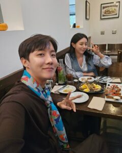 Сестра J-Hope Jiwoo закриває бренд Charmeeze 30 жовтня після двох років роботи, посилаючись на ринкові труднощі