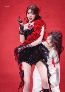 Jang Wonyoung: сміливий образ на дебюті "Eight" викликав фурор і порівняння з Jennie та HyunA